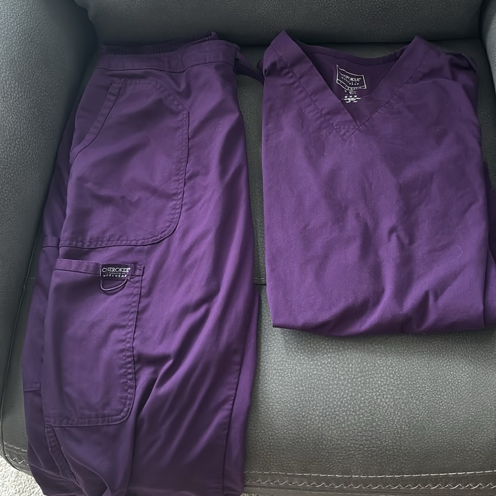 eggplant purple Cherokee workwear scrub set! Medium petite bottoms, medium top